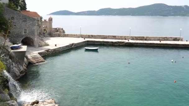 Boat mooring and access to the sea of the Botanical Garden, Arboretum Trsteno, Croatia. Film location game of thrones — Stock Video