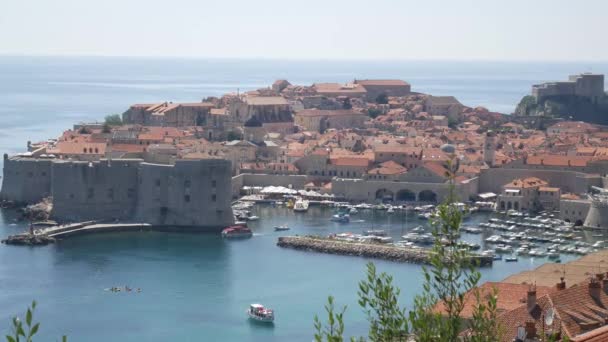 Vedere a orașului vechi Dubrovnik, Croația, de pe partea laterală a digului principal al barcii . — Videoclip de stoc