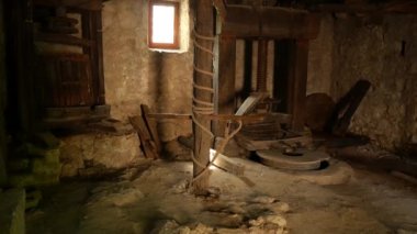 Antika zeytinyağı presi. İçeride taş oda var. Üretim teknolojisi ilkel teknoloji. Botanik bahçesi Trsteno, Dubrovnik, Hırvatistan.