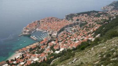 Şehrin yukarısındaki dağdaki gözlem güvertesinden eski Dubrovnik şehrinin hava manzarası. Film konumu Game of Thrones. Şehrin manzarası Kraliyet Limanı 'na dayanır..