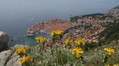 Şehrin yukarısındaki dağdaki gözlem güvertesinden eski Dubrovnik şehrinin hava manzarası. Film konumu Game of Thrones. Şehrin manzarası Kraliyet Limanı 'na dayanır..