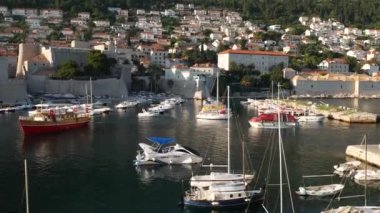 Hırvatistan 'ın Dubrovnik kentindeki yat, tekne ve gemilere ana demirleme.
