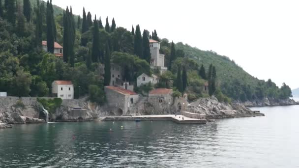 Csónakkikötőhely és hozzáférés a tenger a botanikus kert, Arborétum Trsteno, Horvátország. Film helyét játék trónok — Stock videók
