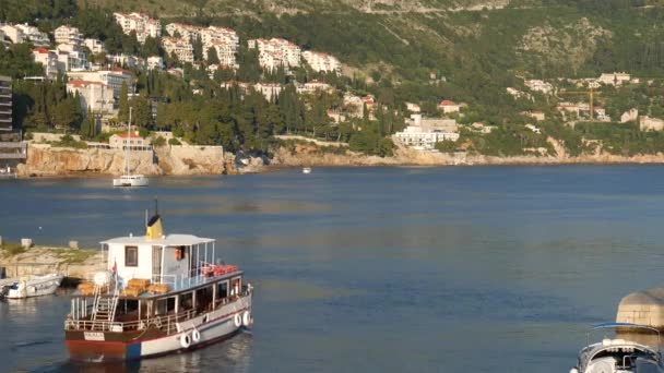 Huvudförtöjning för båtar, båtar och fartyg i Dubrovnik, Kroatien. Turister seglar på en båttur. — Stockvideo