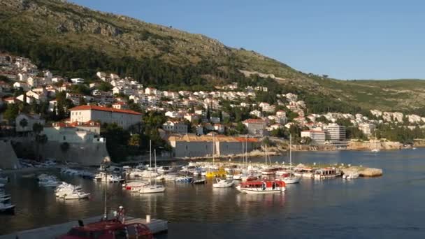 Amarre principal para yates, barcos y barcos en Dubrovnik, Croacia . — Vídeos de Stock