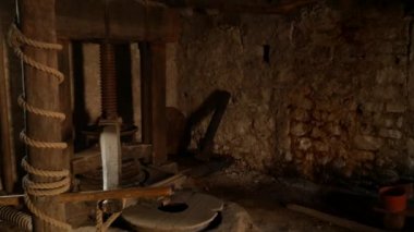 Antika zeytinyağı presi. İçeride taş oda var. Üretim teknolojisi ilkel teknoloji. Botanik bahçesi Trsteno, Dubrovnik, Hırvatistan.