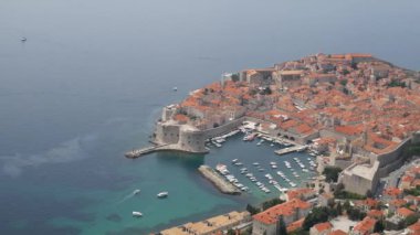 Şehrin yukarısındaki dağdaki gözlem güvertesinden eski Dubrovnik şehrinin hava manzarası. Film konumu Game of Thrones. Şehrin manzarası Kraliyet Limanı 'na dayanır..