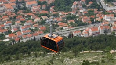 Hırvatistan 'ın Dubrovnik kentinde bir teleferikle dağdan inen turistler.