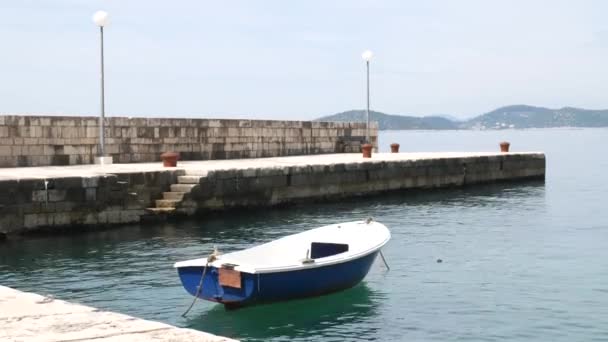 Amarrage des bateaux et accès à la mer du Jardin botanique, Arboretum Trsteno, Croatie. Lieu du film jeu des trônes — Video