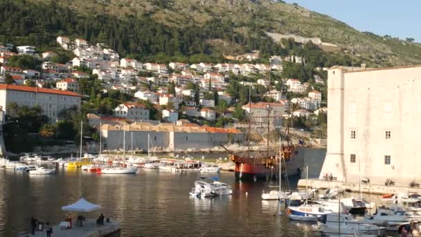 Huvudförtöjning för båtar, båtar och fartyg i Dubrovnik, Kroatien. Ett stort träskepp kommer in i hamnen. — Stockvideo