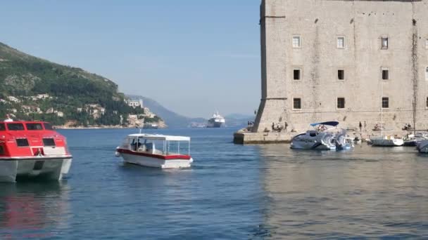 Belangrijkste ligplaats voor jachten, boten en schepen in Dubrovnik, Kroatië. Toeristen varen op een boottocht. — Stockvideo