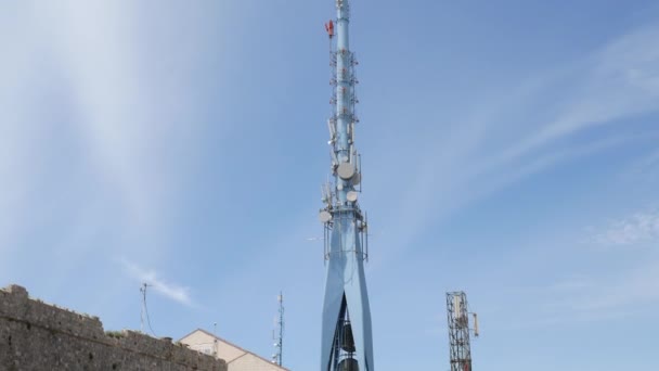 Torre della televisione con antenne sulla montagna sopra Dubrovnik, Croazia . — Video Stock