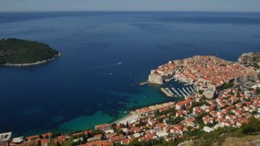 Şehrin yukarısındaki dağdaki gözlem güvertesinden eski Dubrovnik şehrinin hava manzarası. Film konumu Game of Thrones. Şehrin manzarası Kraliyet Limanı 'na dayanır..
