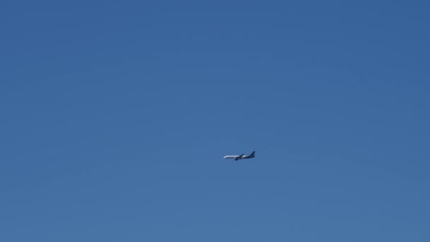 Passagierflugzeug fliegt in den blauen Himmel. — Stockvideo