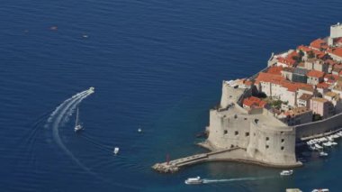 Şehrin yukarısındaki dağdaki gözlem güvertesinden eski Dubrovnik şehrinin hava manzarası. Film konumu Game of Thrones. Şehrin manzarası Kraliyet Limanı 'na dayanır..
