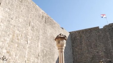 Hırvatistan 'ın eski Dubrovnik kentinin duvarlarında Hırvat bayrağı asılı.