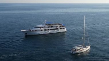 Dubrovnik, Hırvatistan - 04 Mayıs 2016: Eski Dubrovnik kasabası ve Lokrum adası yakınlarındaki denizde üç katlı bir turist gemisi denize açılıyor.