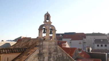 Eski Dubrovnik şehrinin çan kulesindeki duvarından ve Carmel Dağı 'ndaki Meryem Ana' nın kilisesinin çatısından bak.