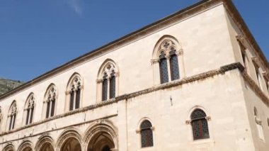 Princely Palace, Hırvatistan 'ın Dubrovnik kentinde antika mobilya ve amblemlerin sergilendiği bir 14. yüzyıl Gotik ve Rönesans sarayı müzesi..