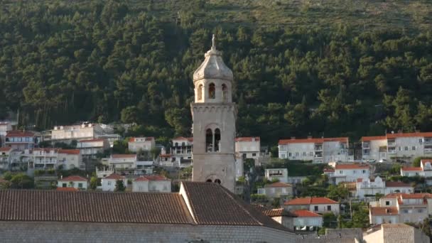 Zvonice dominikánského kláštera na pozadí moderního Dubrovníku, Chorvatsko. — Stock video