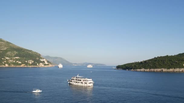 Dubrovnik, Kroatië - 04 mei 2016: Een drie-deks toeristisch schip vaart in zee in de buurt van de oude stad Dubrovnik en het eiland Lokrum. — Stockvideo