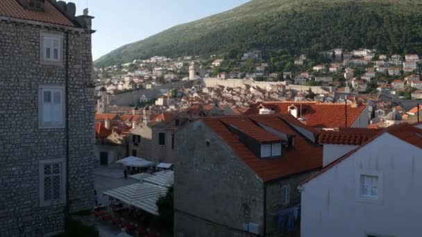 Panorama de la ville de Dubrovnik, depuis les murs de la vieille ville. Câblage de caméra sur les toits carrelés . — Video