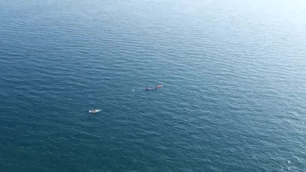 Tiga kayak berenang di laut terbuka, pantai tidak terlihat. — Stok Video