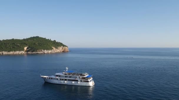 Dubrovnik, Horvátország - 2016. május 04.: Egy háromszintes turistahajó hajózik a tengeren Dubrovnik óvárosának és Lokrum szigetének közelében. — Stock videók