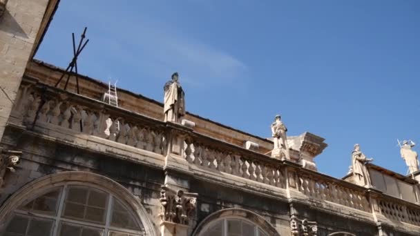 Vlaha Kilisesi cephesi, Dubrovnik, Hırvatistan, Avrupa. Çatıdaki taş heykeller.. — Stok video