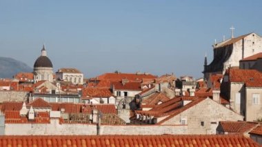 Dubrovnik şehrinin Panorama 'sı, eski şehrin duvarlarından. Döşemeli çatılarda kamera kabloları.