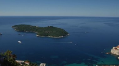 Şehrin yukarısındaki dağdaki gözlem güvertesinden eski Dubrovnik şehrinin hava manzarası. Film konumu Game of Thrones. Şehrin manzarası Kraliyet Limanı 'na dayanır..