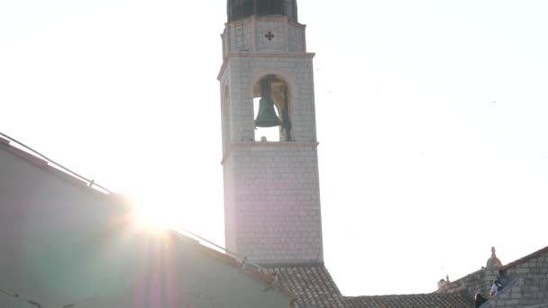 Dubrovnik klocktorn vid solnedgången, utsikt från stadsmuren. — Stockvideo