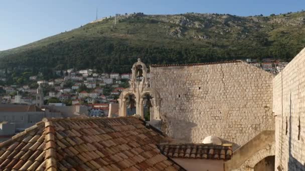 Vista da parede da cidade velha de Dubrovnik na torre do sino e no telhado da igreja de Nossa Senhora do Monte Carmelo — Vídeo de Stock