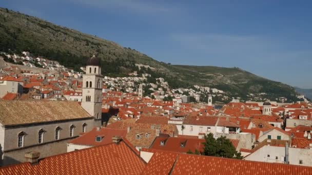 Panorama der Stadt Dubrovnik, von den Mauern der Altstadt aus. Kameraverkabelung auf Ziegeldächern. — Stockvideo