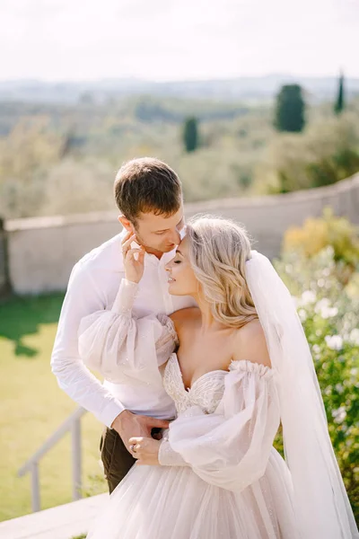 Floransa 'da düğün, İtalya' da, eski bir villa şaraphanesinde. Düğün çifti gün batımında bahçede.