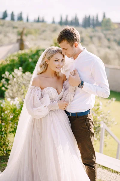 Casamento em Florença, Itália, numa antiga adega. Casamento casal no jardim ao pôr do sol . — Fotografia de Stock