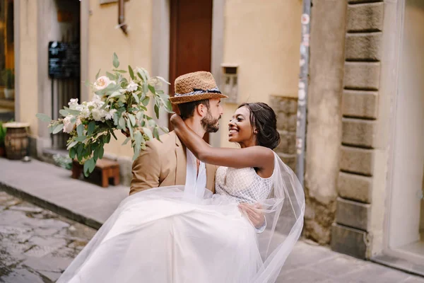 Пара міжрасових шлюбів. Весілля у Флоренції, Італія. Кавказький наречений навколо афро-американської нареченої. — стокове фото