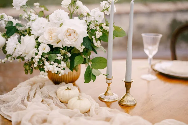 Nahaufnahme eines für ein Hochzeitsessen dekorierten Holztisches. — Stockfoto