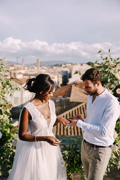 Tujuan pernikahan seni rupa di Florence, Italia. Sebuah upacara pernikahan di atap bangunan, dengan pemandangan kota dan Katedral Santa Maria Del Fiore. Pasangan kawin campuran ras — Stok Foto
