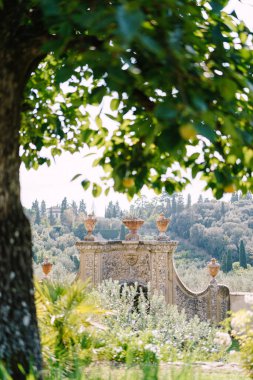 Toskana, Floransa, İtalya 'da bir şaraphanenin bahçesinde antik bir duvar..