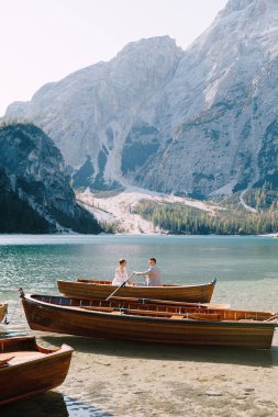 Yeni evliler İtalya 'da Lago di Braies' de tahta bir teknede yelken açarlar. Avrupa 'da düğün, Braies Gölü' nde. Düğün çifti - Damat tahta küreklerle kürek çeker, gelin tam karşısında oturur.