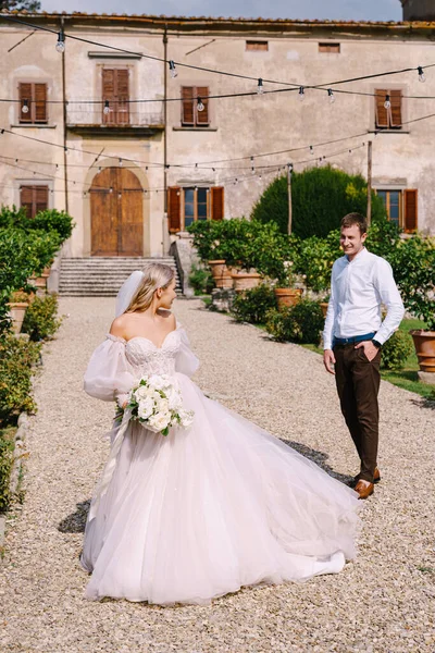 Wedding in Florence, Italy, in an old villa-winery. Wedding couple walks in the garden. Loving bride and groom. — Stock Photo, Image
