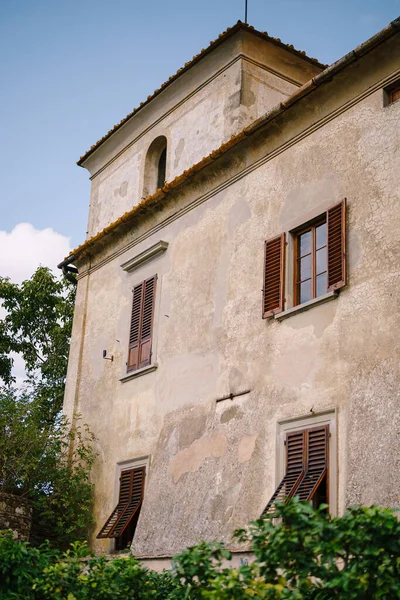 Facciata di una vecchia villa in Italia, a Firenze. Scale in pietra, finestre in legno con persiane . — Foto Stock