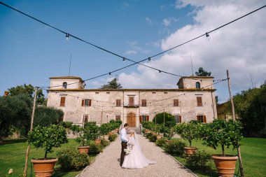 Floransa 'da düğün, İtalya' da, eski bir villa şaraphanesinde. Düğün çifti bahçede yürüyor. Sevgili gelin ve damat.