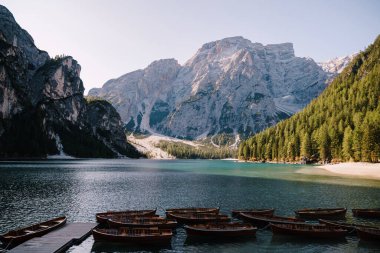 Iago di Braies 'e demirlemiş boş ahşap botlar kayalık dağların ve ormanın arka planında. Braies Gölü, Güney Tyrol, İtalya 'daki Dolomitler' de, Prag Vadisi 'nde bir Braies belediyesi..