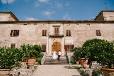 Floransa 'da düğün, İtalya' da, eski bir villa şaraphanesinde. Düğün çifti bahçede yürüyor. Sevgili gelin ve damat.