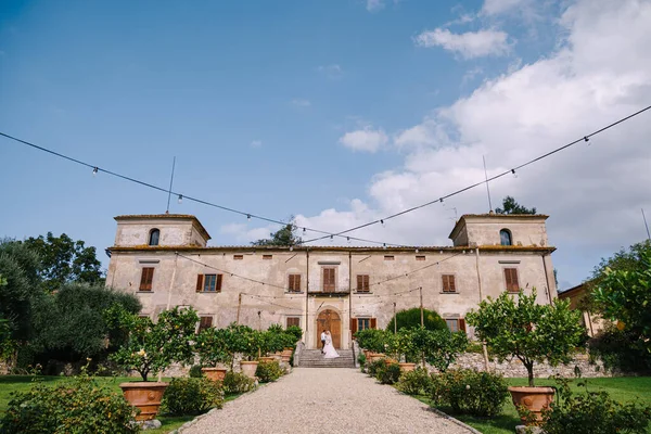 Matrimonio a Firenze, in un'antica villa-cantina. Matrimonio coppia passeggiate in giardino. Amare sposa e sposo . — Foto Stock