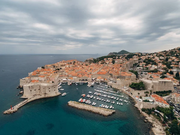 Alta vista aerea da un drone sulla costa di Dubrovnik e la città vecchia in Croazia . — Foto Stock