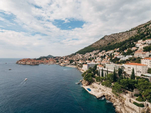 Alta vista aérea desde un dron en la costa de Dubrovnik y el casco antiguo de Croacia . — Foto de Stock