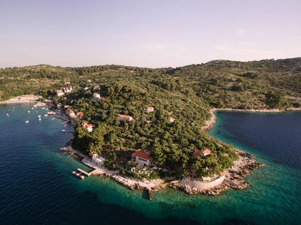 Vuelo con drones cerca de la isla de Kolochep, Croacia. Yates amarrados en el mar, la costa de la isla en el mar Adriático. Vista superior aérea . — Foto de Stock